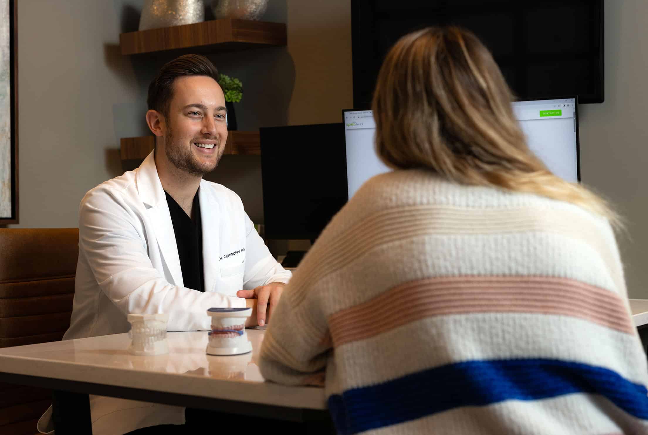 homepage-dentist-smiling-2